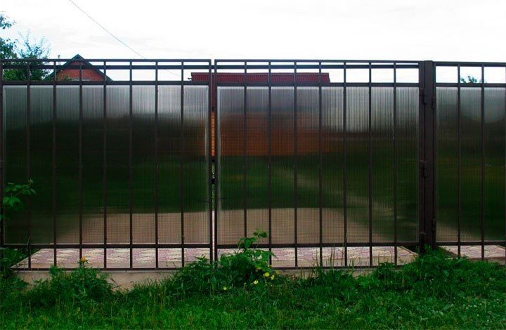 Забор из профильной трубы и поликарбоната