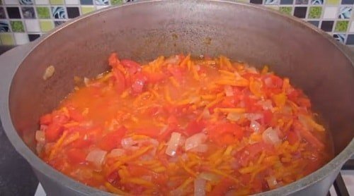 Минтай с морковью и луком и томатной пастой с уксусом на сковороде