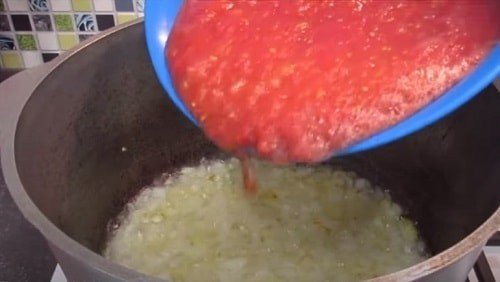 Пассируем томатное пюре с бульоном