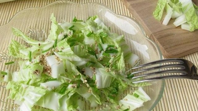 Пекинская капуста горчит в салате: почему это происходит, что может давать такой вкус кроме китайского овоща и как исправить блюдо?