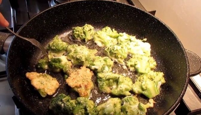 Омлет с брокколи на сковороде