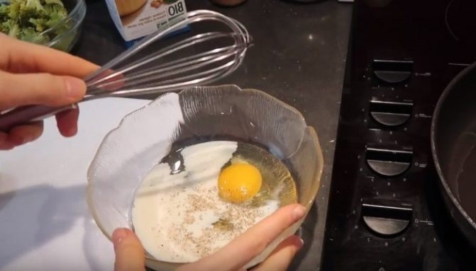 Взбитые яйца на сковороде
