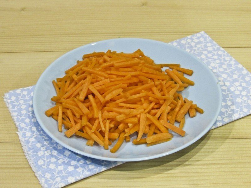 Мелко нарезанная морковь соломка