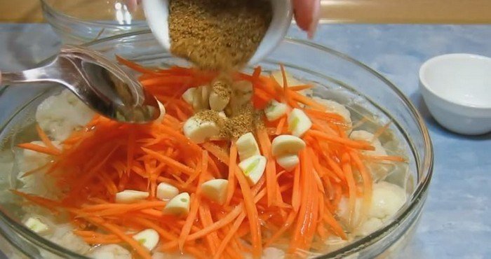 Добавить морковь, специи и чеснок