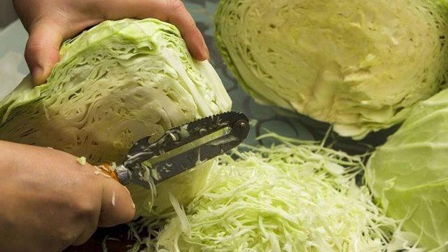 Как правильно шинковать капусту ножом для капусты и другими способами