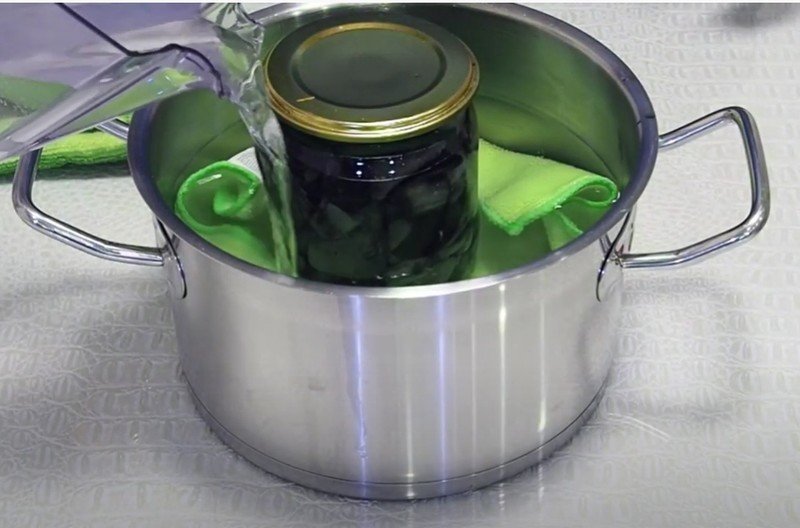 Стерилизация банок с салатом в кастрюле с водой