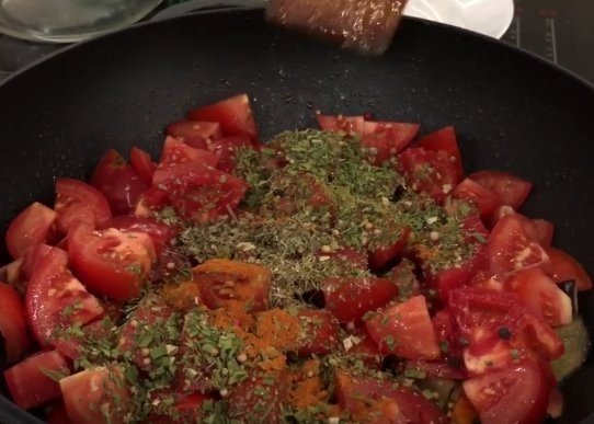 Салат с красной фасолью в томатном соусе с красными помидорами